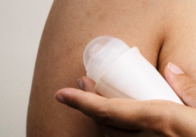 رابطه ضد تعریق‌ها با سرطان سینه: آیا واقعاً نگران‌کننده است؟