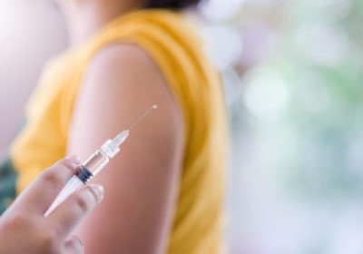 واکسن آنفولانزا 2025: راهنمای کامل برای گروه‌های پرخطر